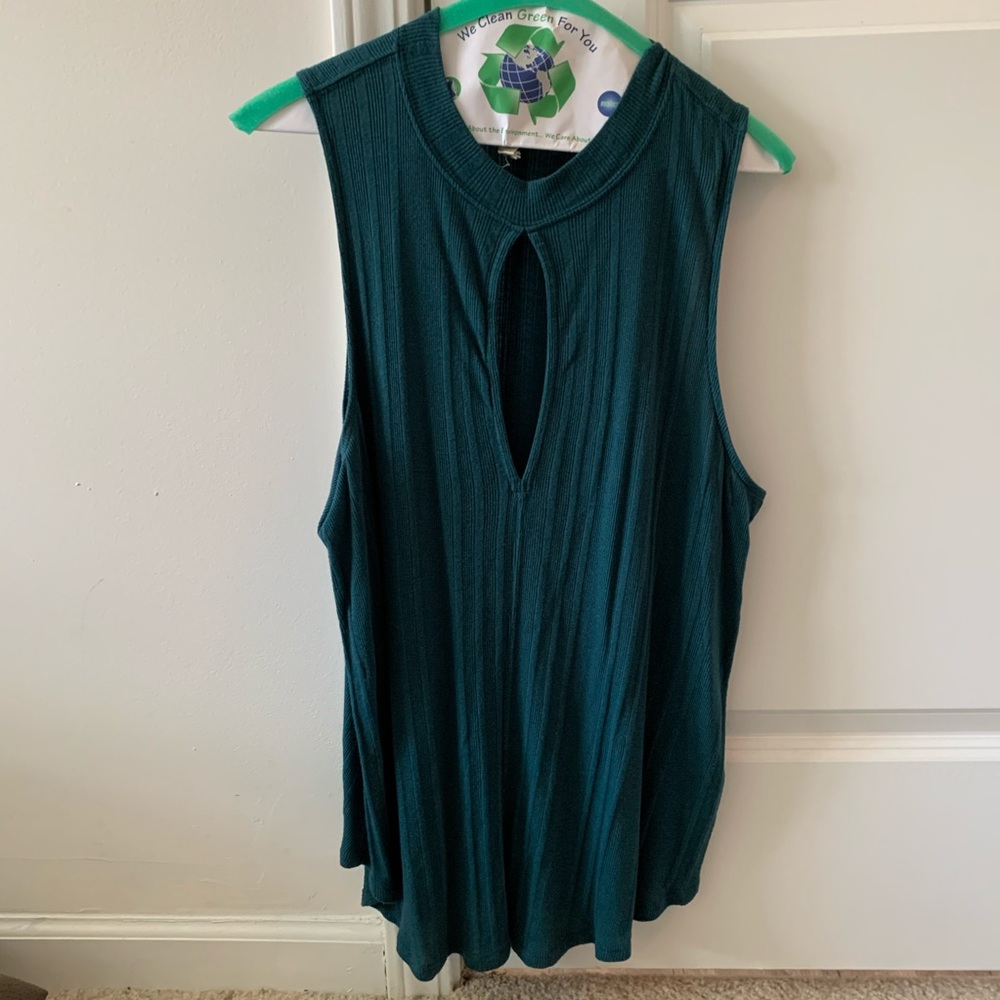 Green keyhole top